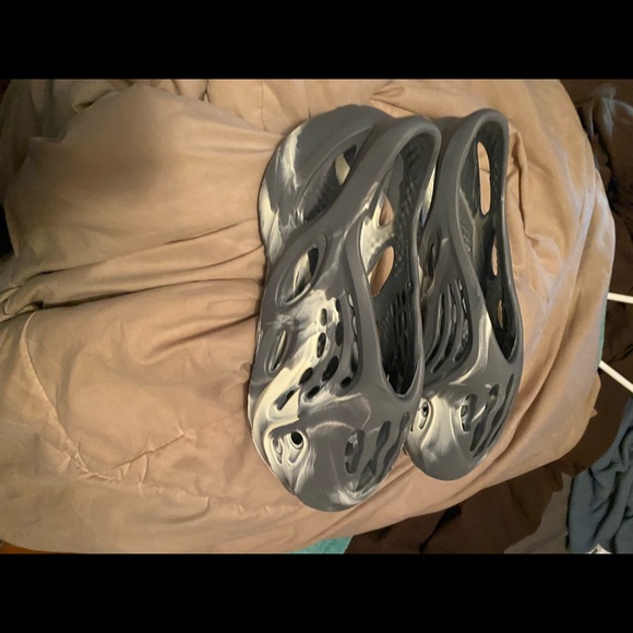 YEEZY FOAM RUNNER MOON GREY